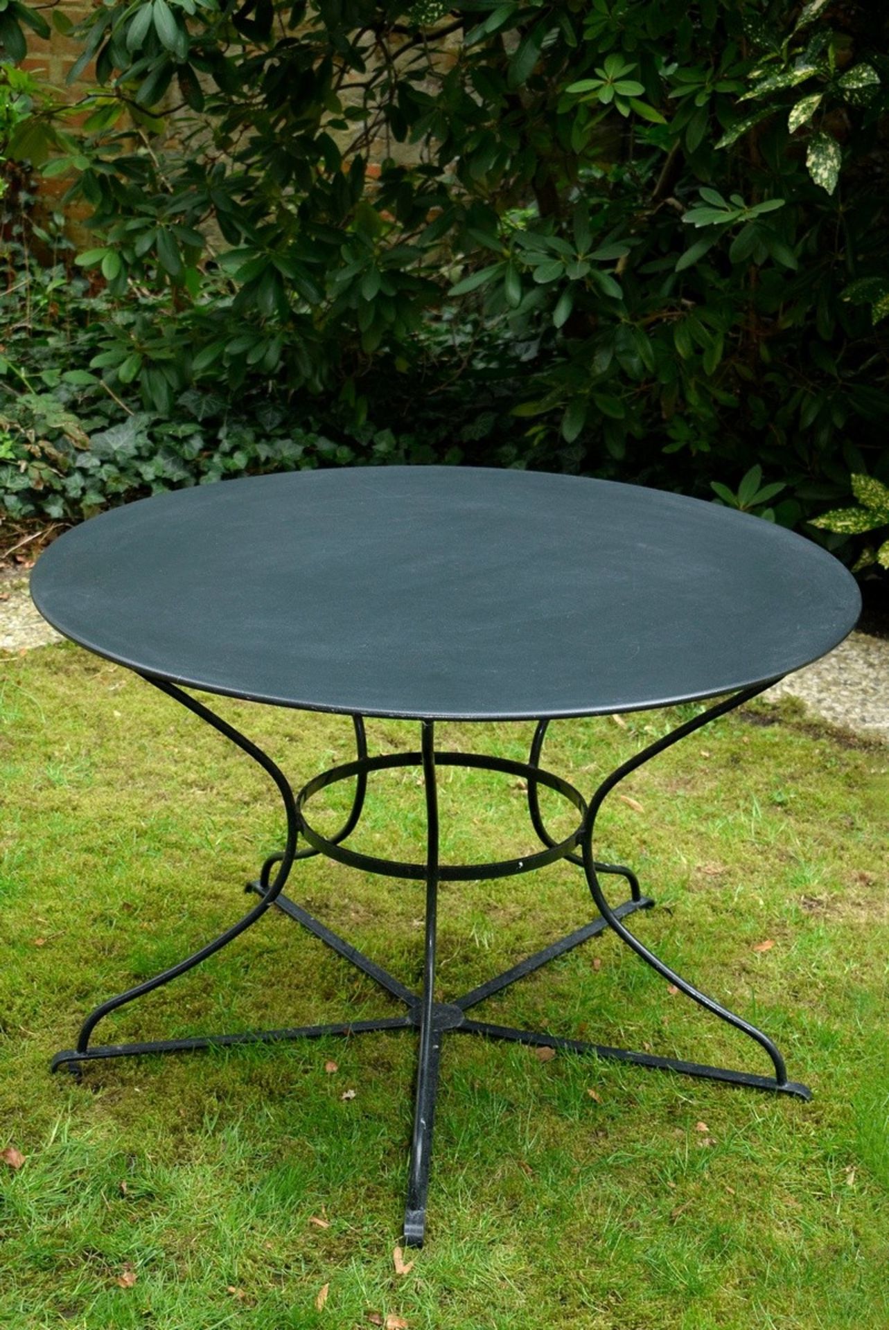Runder Gartentisch mit Gusseisengestell und Metall | Round garden table with cast iron frame and me