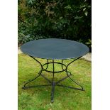 Runder Gartentisch mit Gusseisengestell und Metall | Round garden table with cast iron frame and me