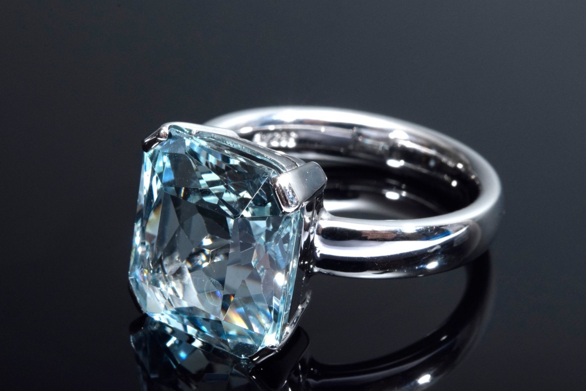 WG 585 Ring mit feinem Aquamarin im Scherenschlif | WG 585 ring with fine scissor-cut aquamarine (a - Image 2 of 4