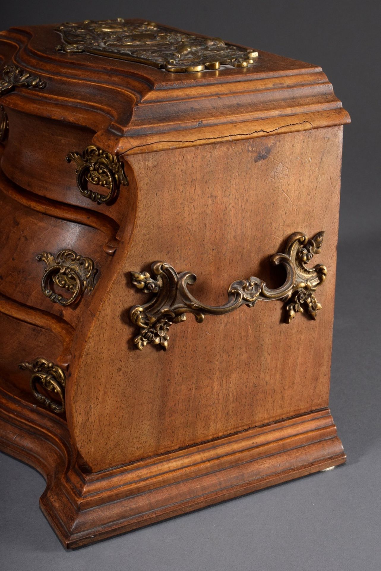 Bombierte Historismus Modellkommode mit drei Sch | Convex historicism model chest with three drawer - Bild 3 aus 8