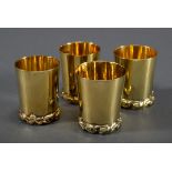 4 Schnapsbecher mit erotischen Relieffriesen, un | 4 Schnaps cups with erotic relief friezes, unkno