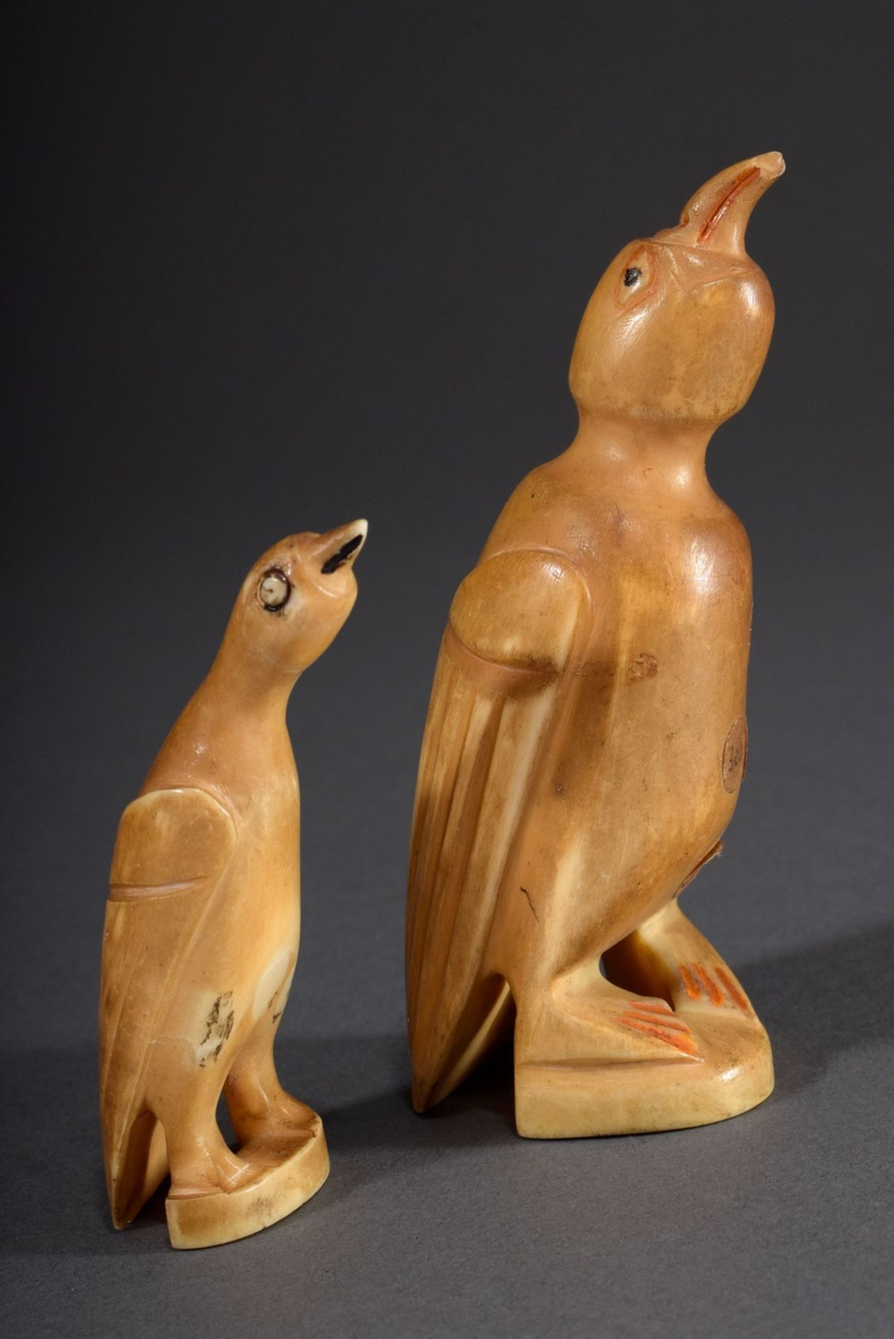 2 Diverse Walzahn Schnitzereien "Pinguine", Alas | 2 Various whale tooth carvings "Penguins", Alask