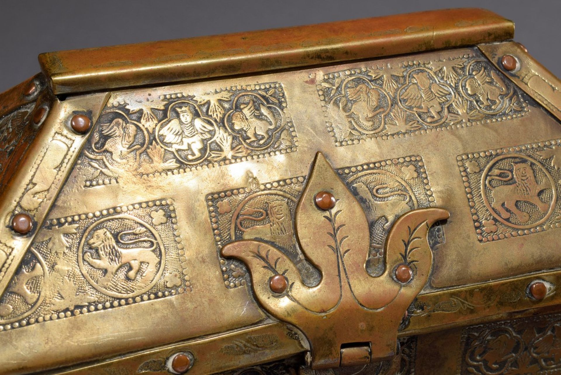 Messing Schatulle in Schreinform mit Tierreliefs | Brass casket in shrine form with animal reliefs, - Bild 6 aus 7