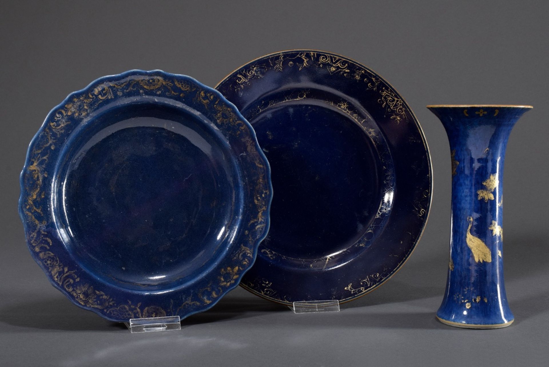 3 Diverse puderblaue Porzellane mit Resten von G | 3 Various powder blue porcelains with remains of