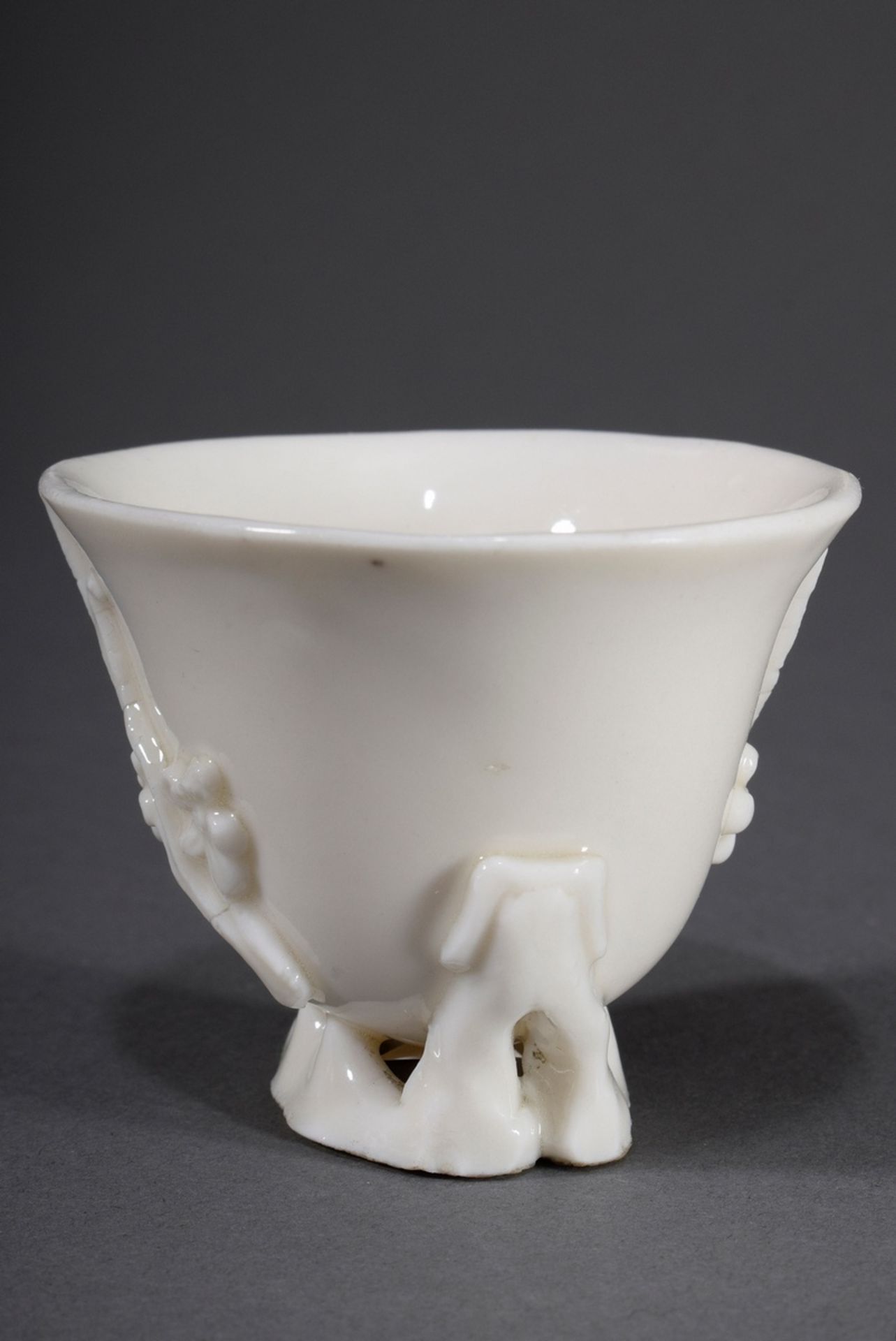 Blanc de Chine Koppchen mit plastischen "Pflaume | Blanc de Chine pot with sculptural "plum blossom - Bild 3 aus 5