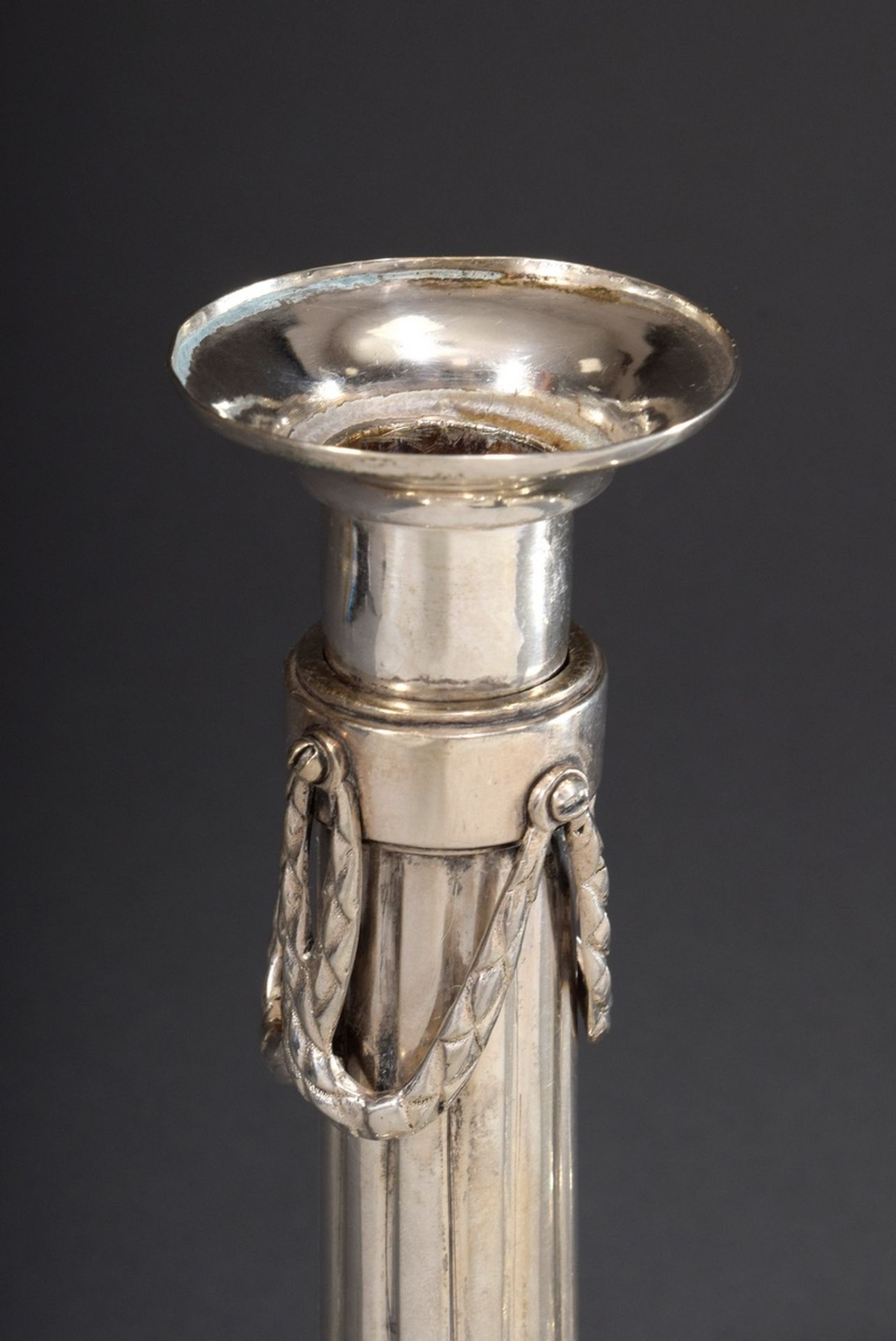 Paar klassizistische Leuchter mit kanneliertem S | Pair of classicistic candlesticks with fluted sh - Image 2 of 5