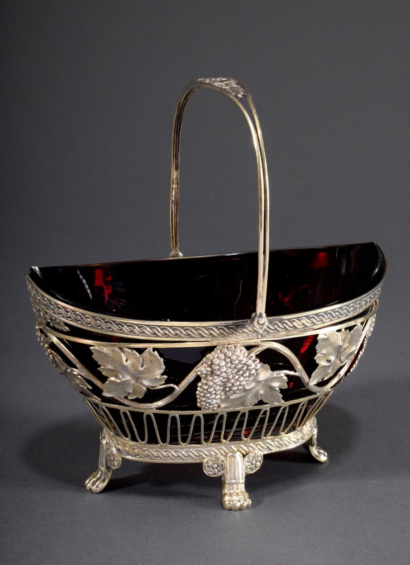 Durchbrochener Zuckerkorb mit Weinlaubdekor und | Openwork sugar basket with vine leaf decoration