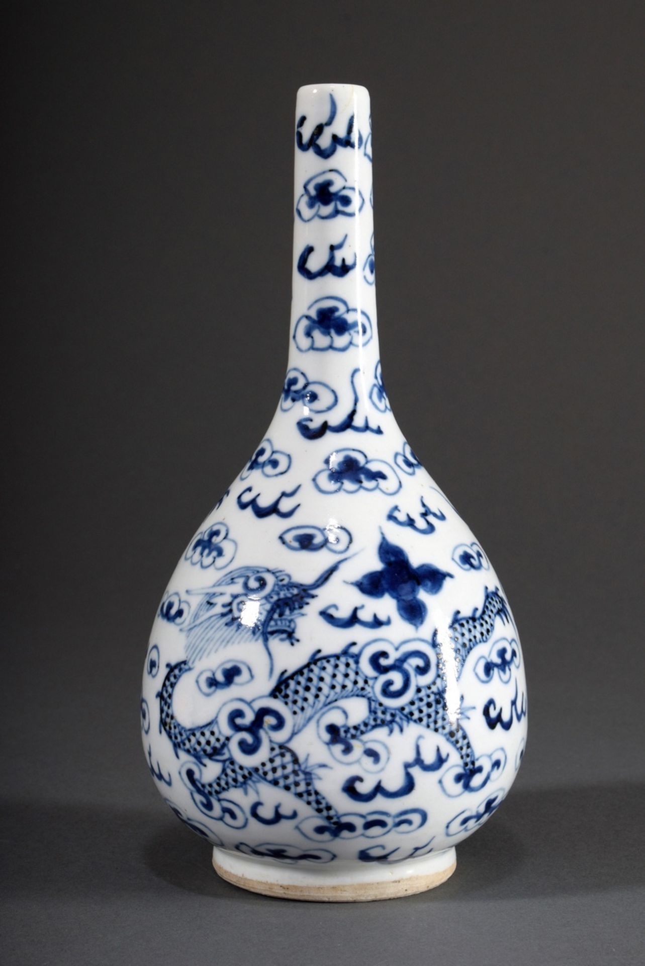 Keulenförmiges Väschen "Drache zwischen Wolkenwi | Club-shaped vase "Dragon between cloud swirls" i