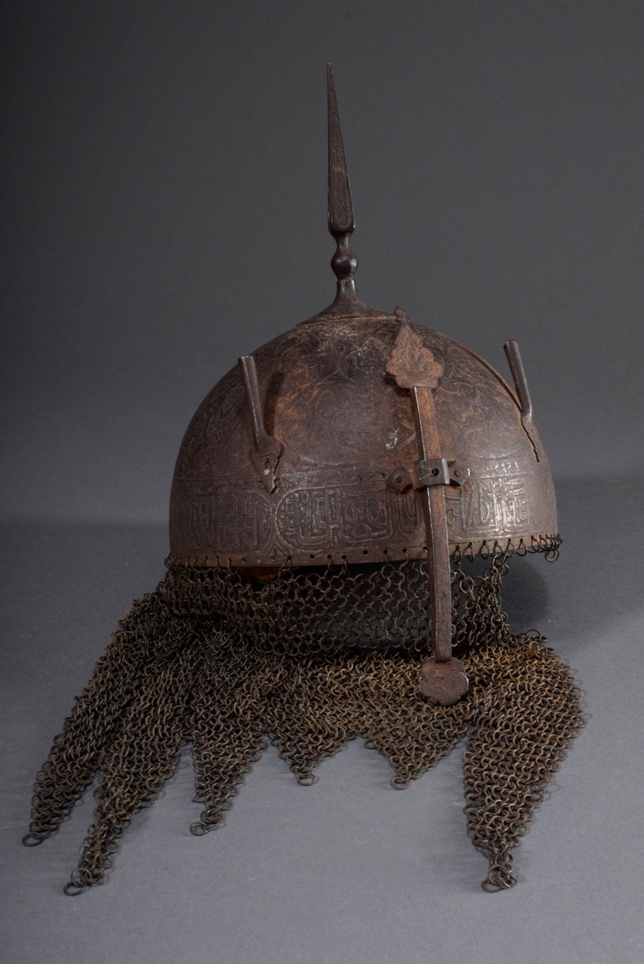 Kulah Khud Helm mit geätzter Dekoration und Kora | Kulah Khud helmet with etched decoration and Kor