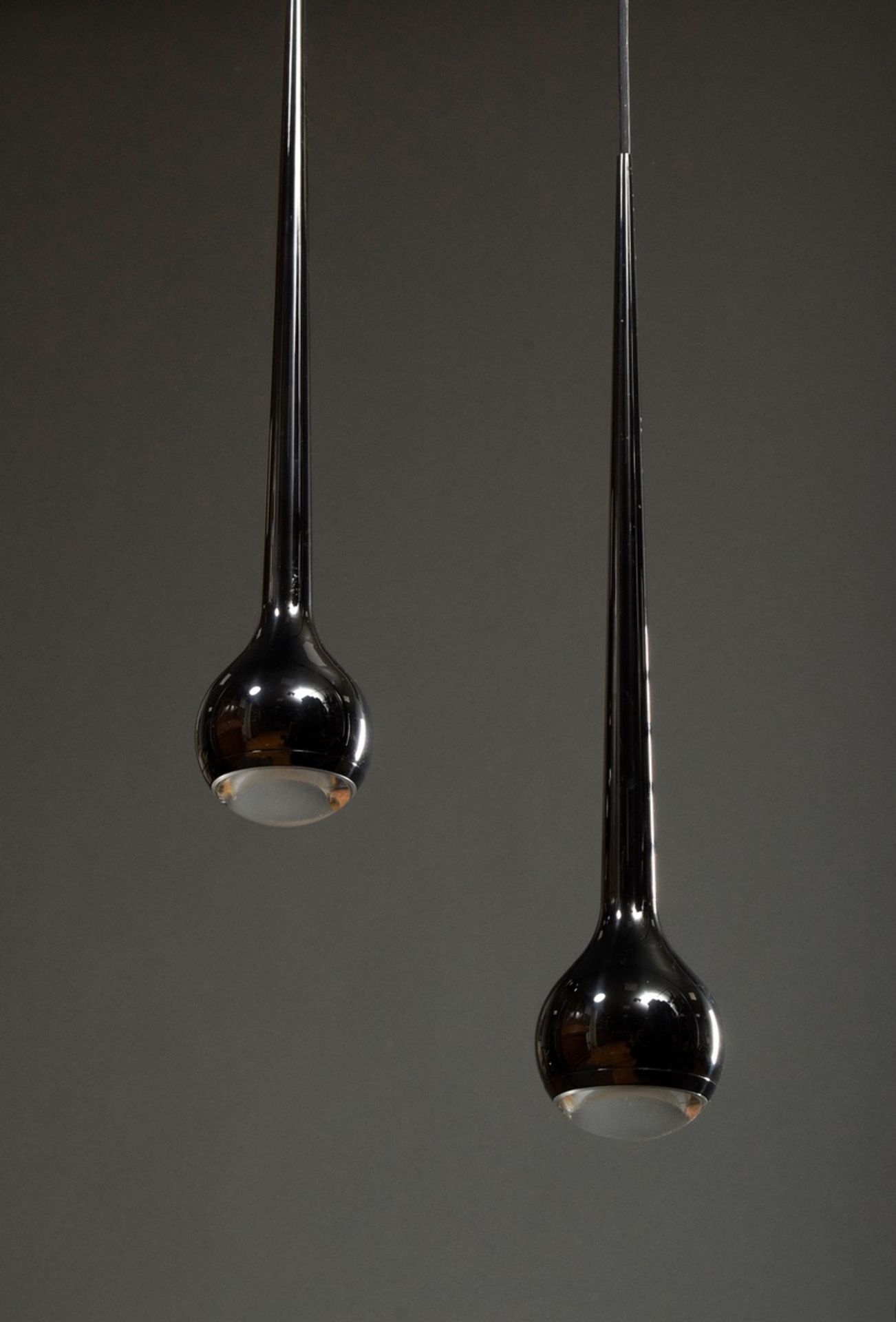 Paar schwarze Pendelleuchten „Falling“, Entw.: To | Pair of black pendant lamps "Falling", design: - Bild 2 aus 4