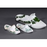 3 Diverse Meissen "Pantoffel" Schuhe mit polychr | 3 Various Meissen "slipper" shoes with polychrom