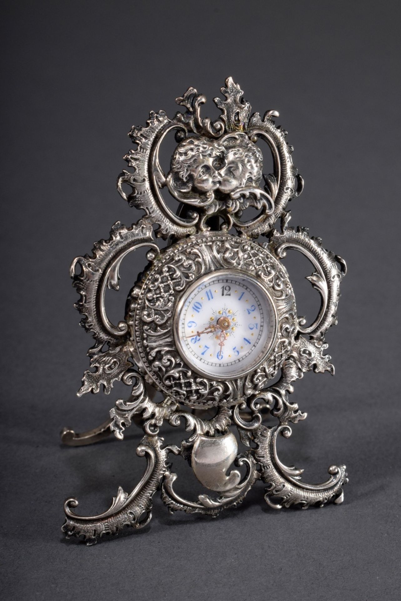 Kleine Tischuhr in Rokoko Façon mit Emaille Ziff | Small table clock in rococo style with enamel di