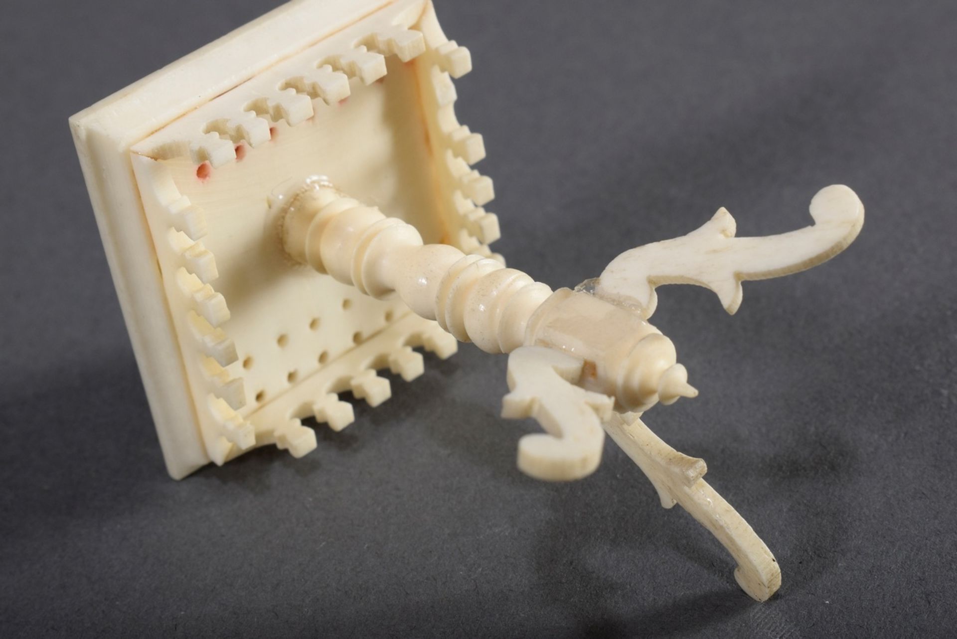 Miniatur "Schachtisch", Bein geschnitzt und gedr | Miniature "chess table", carved and turned bone, - Bild 4 aus 4