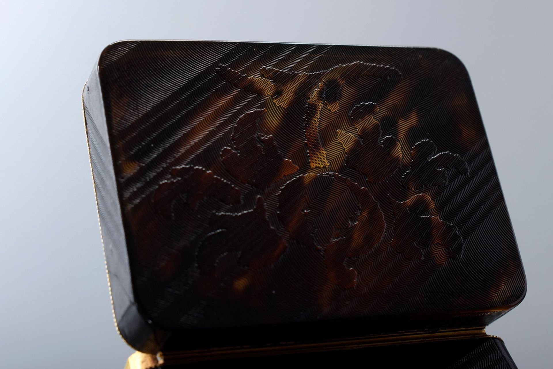 Rechteckige Schildpatt Tabatière mit seltenem Gu | Rectangular tortoiseshell tabatière with rare gu - Bild 7 aus 7