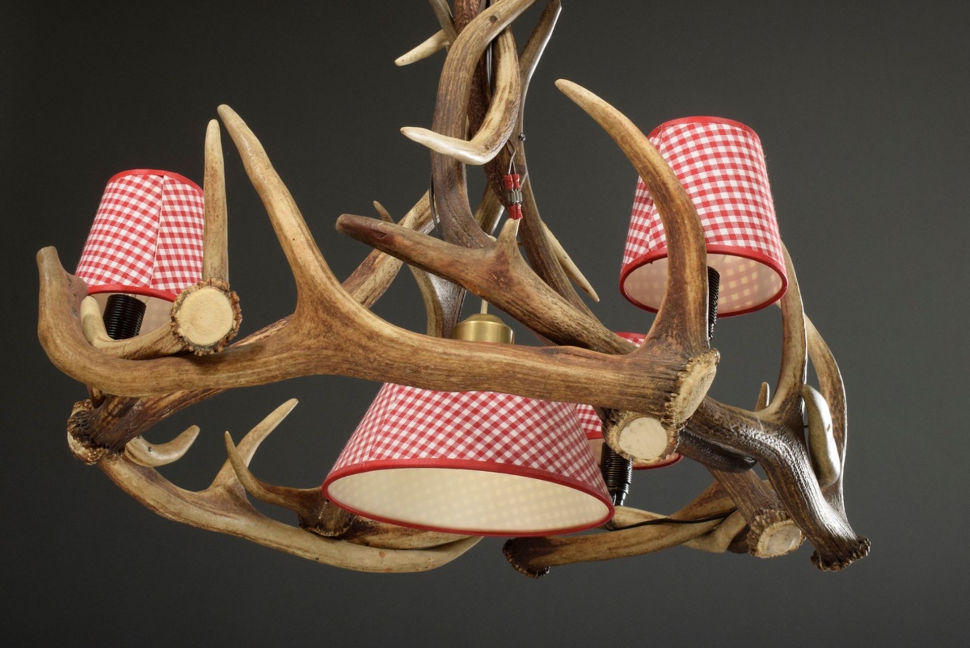 Geweihleuchter mit 4 Brennstellen und rotkariert | Antler chandelier with 4 burning points and red - Image 3 of 4