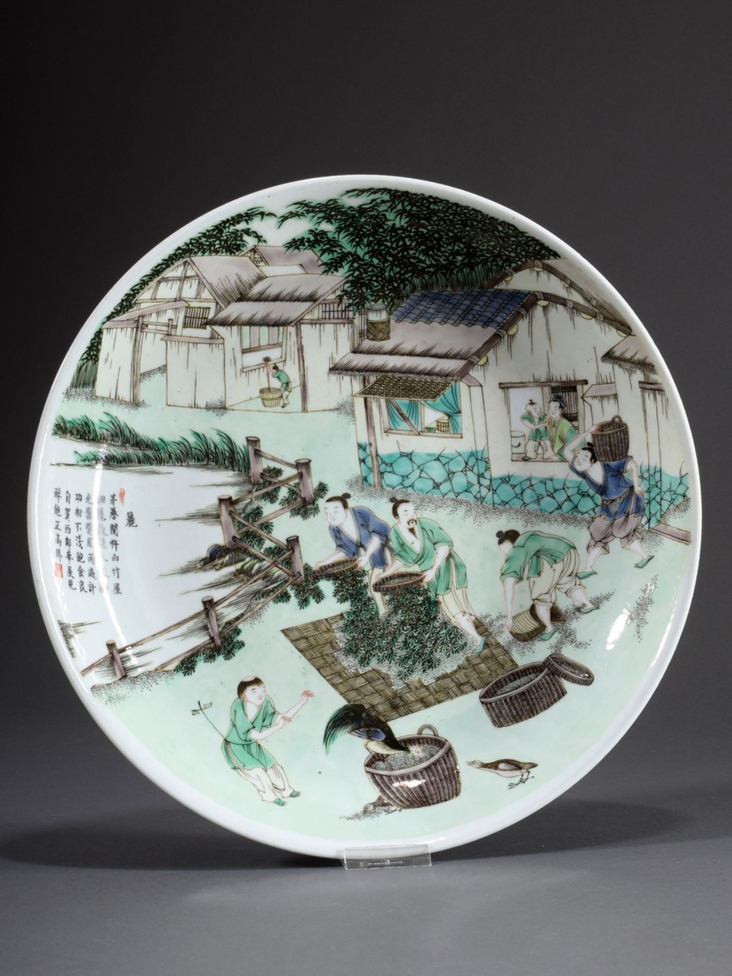 Großer chinesischer Famille verte Teller "Reisba | Large Chinese Famille verte Plate "Rice Farmers" - Bild 2 aus 7