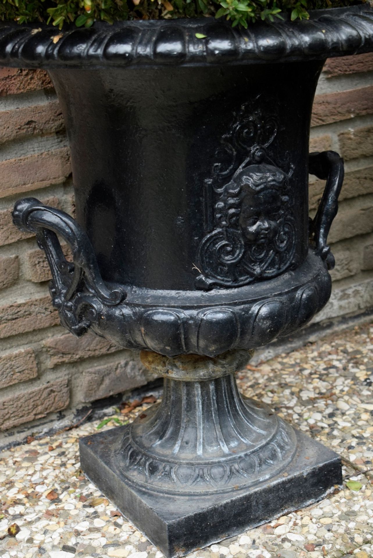 Paar große schwarze Eisen Gartenvasen in klassis | Pair of large black iron garden vases in classic - Bild 3 aus 3