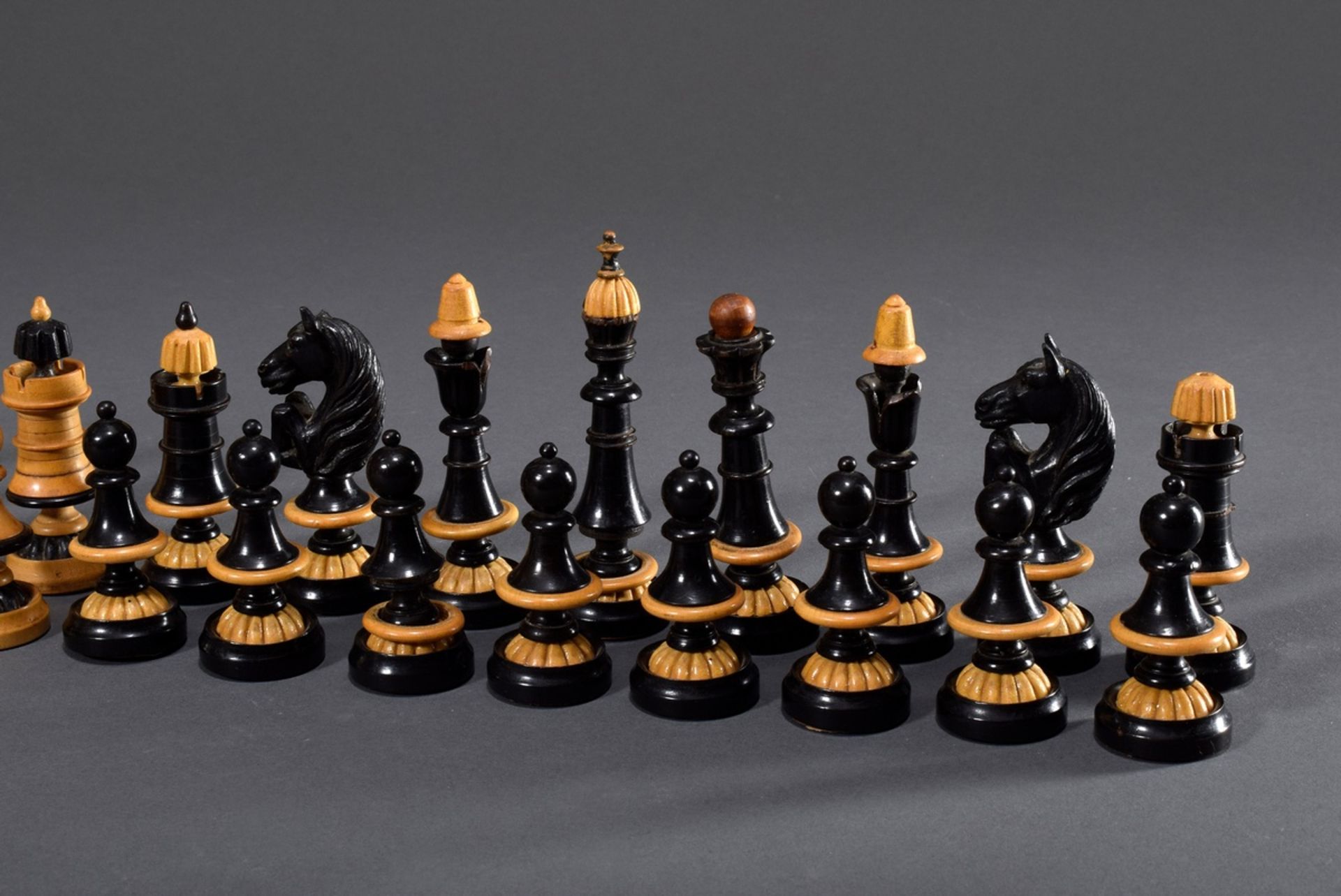 Historismus Schachspiel mit 32 Figuren, Holz ged | Historism chess set with 32 pieces, wood turned - Bild 3 aus 3