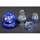 4 Diverse blaue Porzellan Vasen und Dosen mit fl | 4 Various blue porcelain vases and boxes with fl