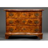 Barock Kommode mit zweifach gebauchter Front und | Baroque chest of drawers with double-built front