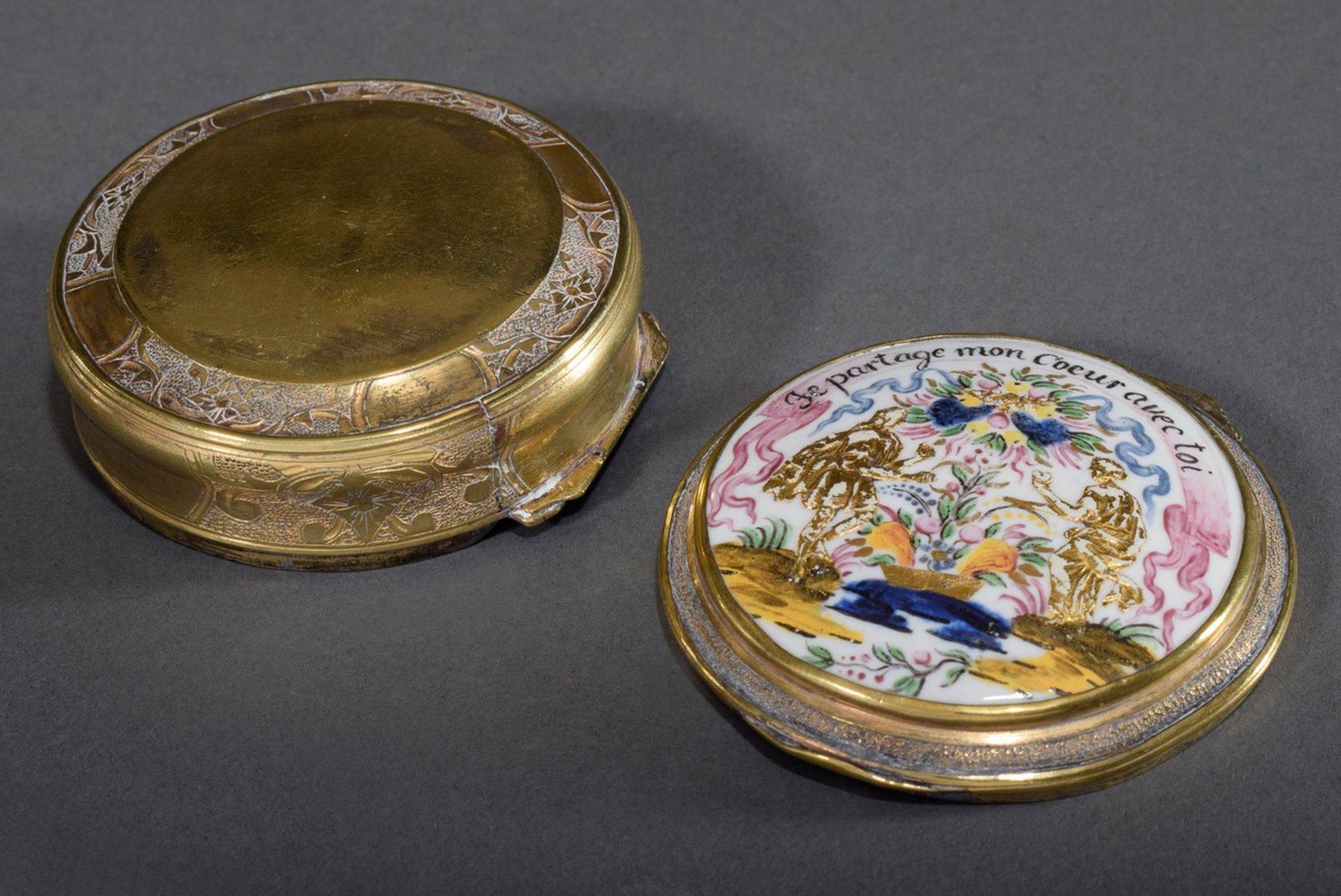 Runde Messing Schnupftabakdose mit eingelassenem | Round brass snuff box with inset "Émail de Saxe" - Image 3 of 5