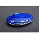 Kleine ovale Dose mit royalblauem Guilloché Emai | Small oval box with royal blue guilloché enamel,