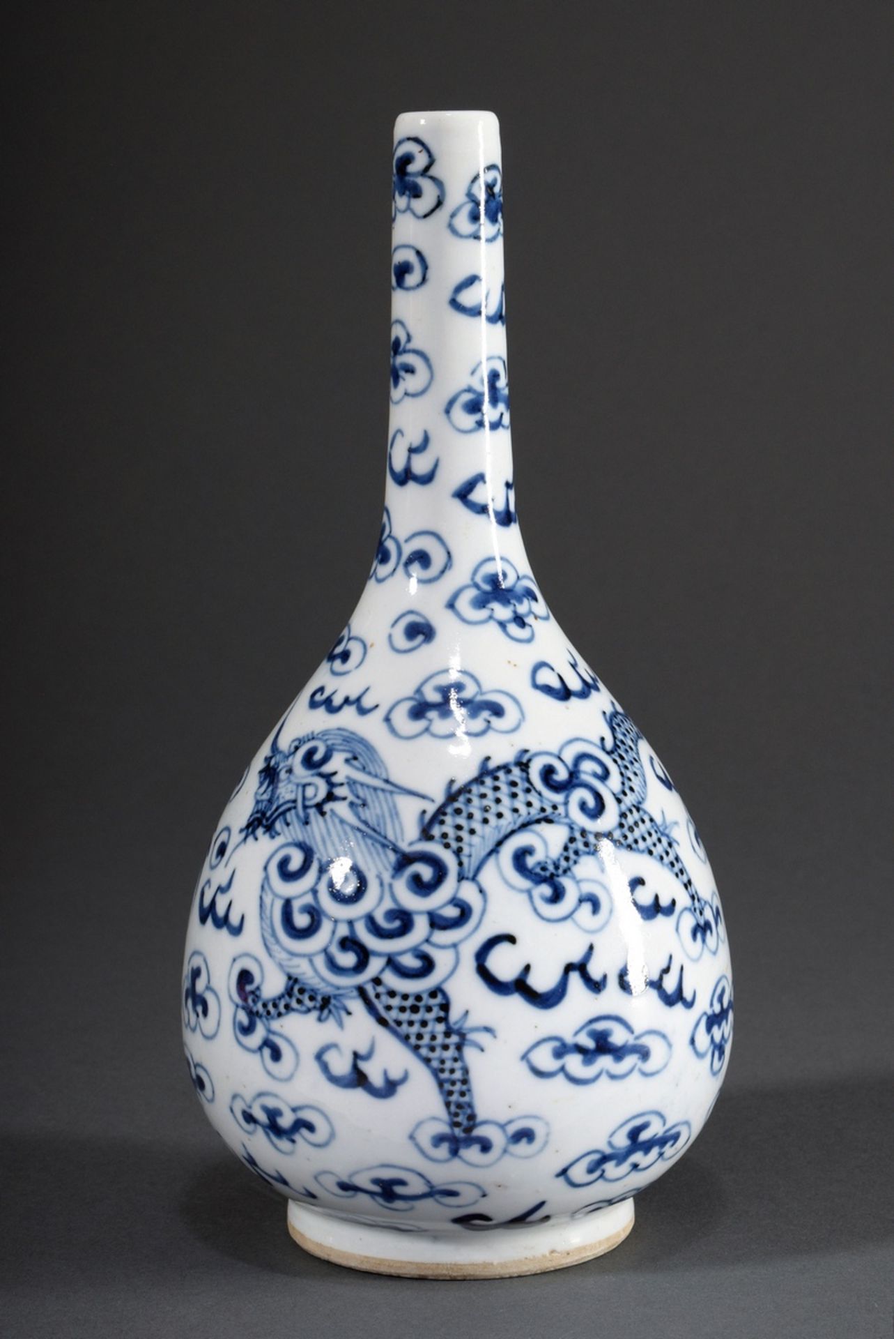 Keulenförmiges Väschen "Drache zwischen Wolkenwi | Club-shaped vase "Dragon between cloud swirls" i - Bild 2 aus 5