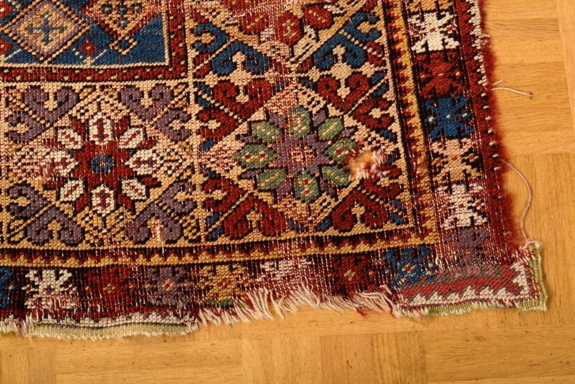 Fragment eines Mudjur Gebetsteppichs mit rotem M | Fragment of a Mudjur prayer rug with a red mihra - Bild 4 aus 10