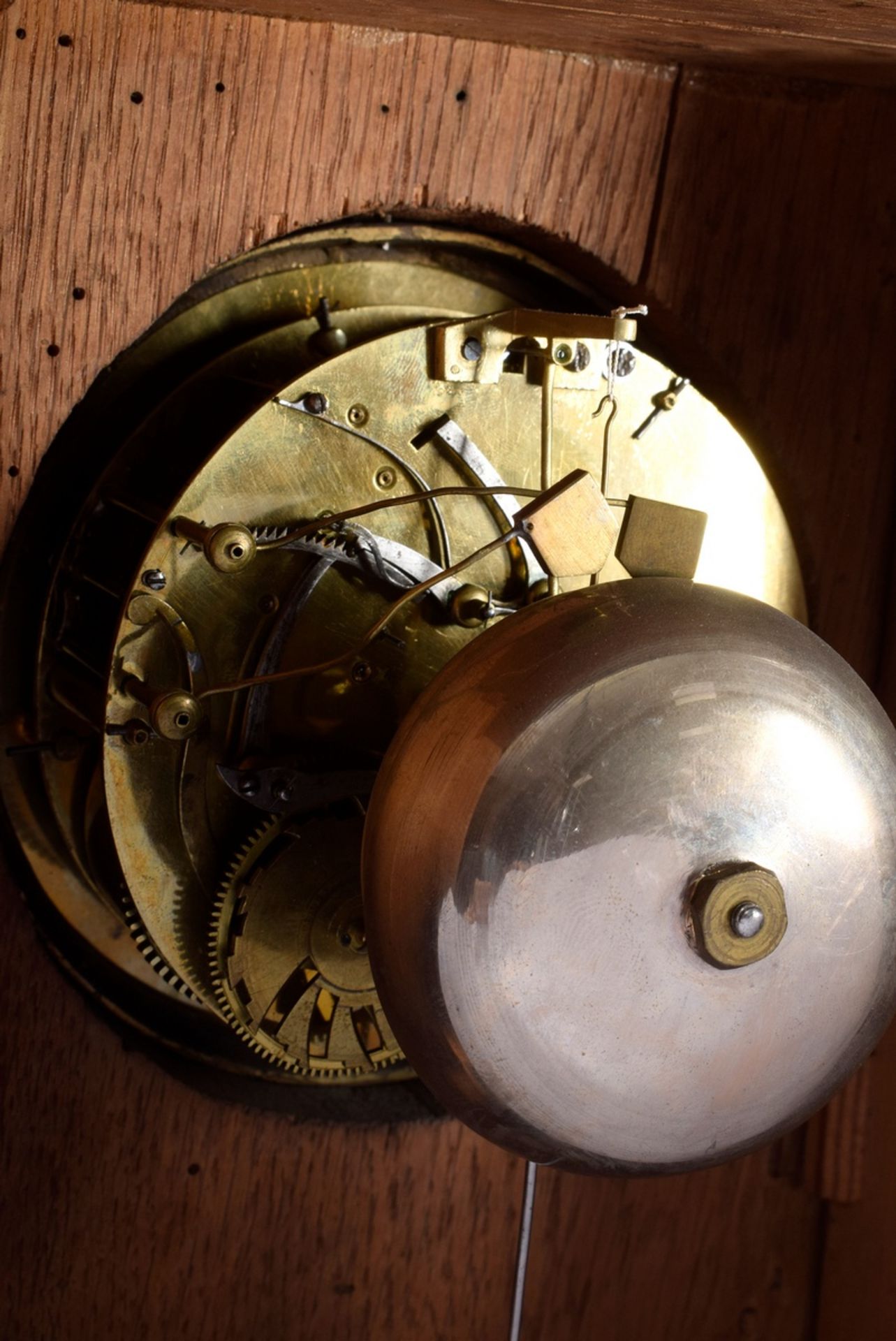 Pendule in Holzgehäuse mit Muschelintarsien, sei | Pendulum in wooden case with shell inlays, later - Bild 5 aus 11