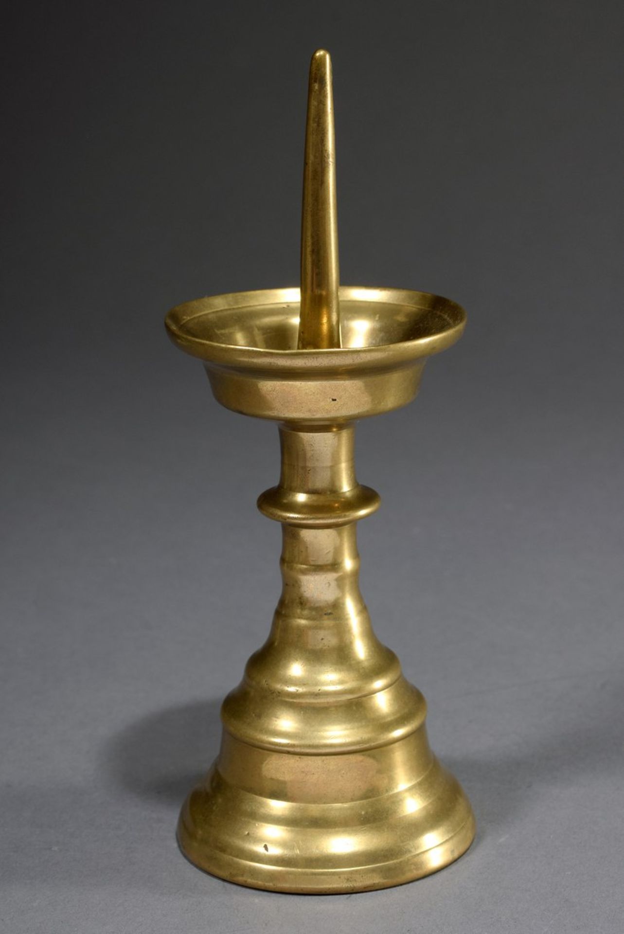 Antiker Gelbguss Leuchter mit abgetreppten Wülst | Antique brass candlestick with stepped beads and