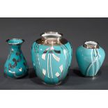 3 Diverse türkise Porzellan Vasen mit floralem u | 3 Various turquoise porcelain vases with floral