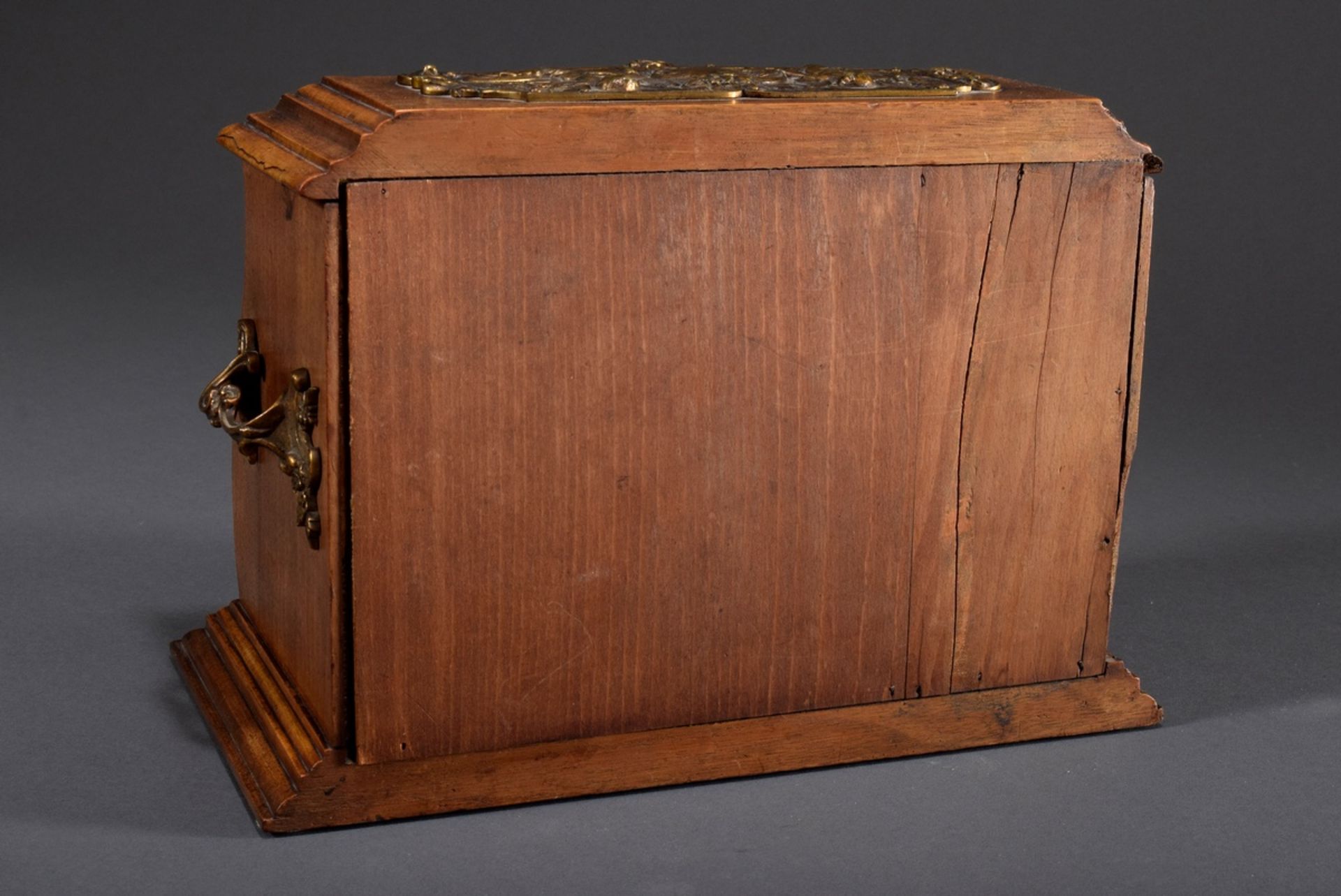Bombierte Historismus Modellkommode mit drei Sch | Convex historicism model chest with three drawer - Bild 4 aus 8