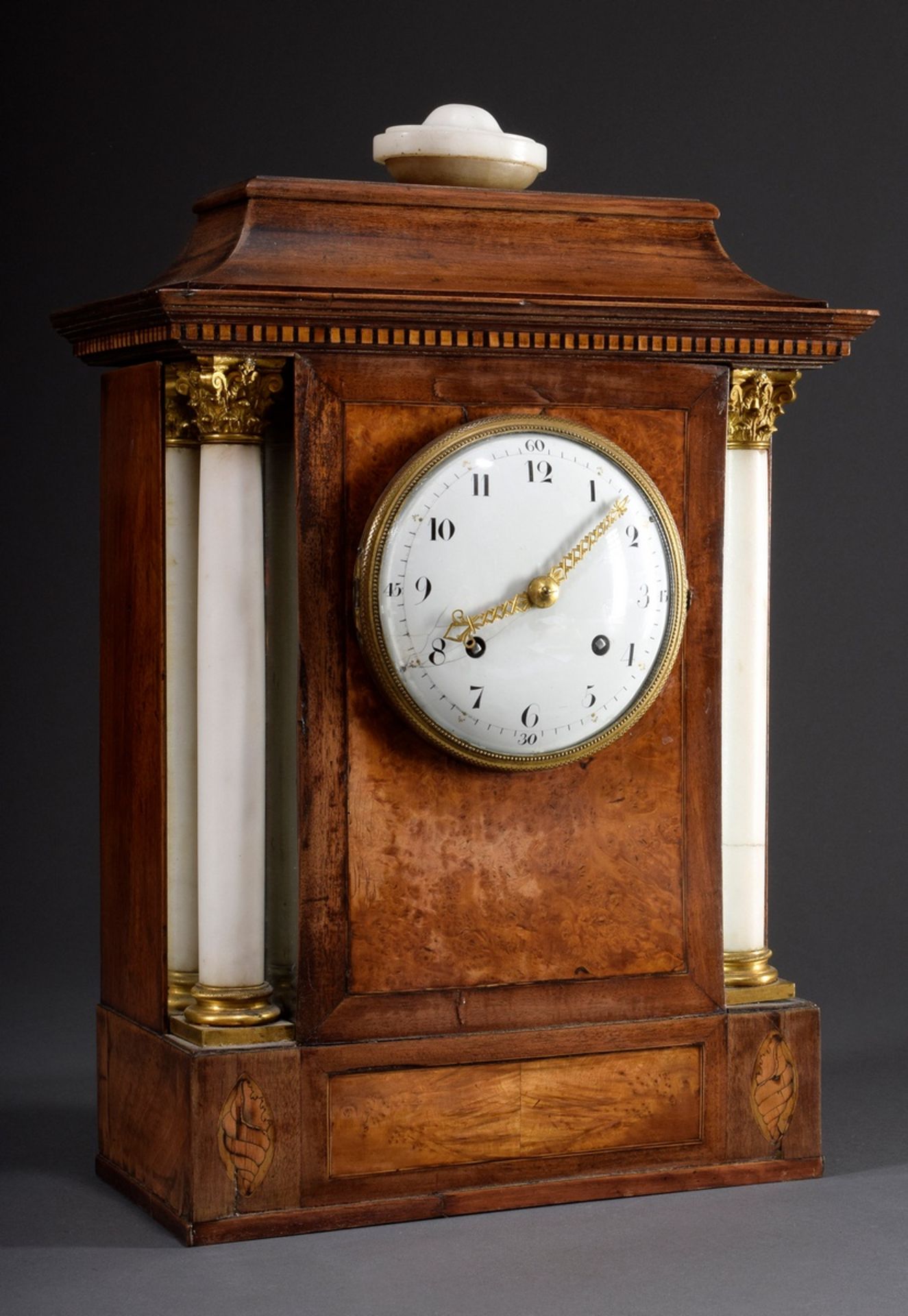 Pendule in Holzgehäuse mit Muschelintarsien, sei | Pendulum in wooden case with shell inlays, later