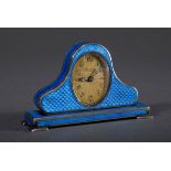 Miniatur Tischuhr in ovoidem Gehäuse mit blauem | Miniature table clock in oval case with blue gui