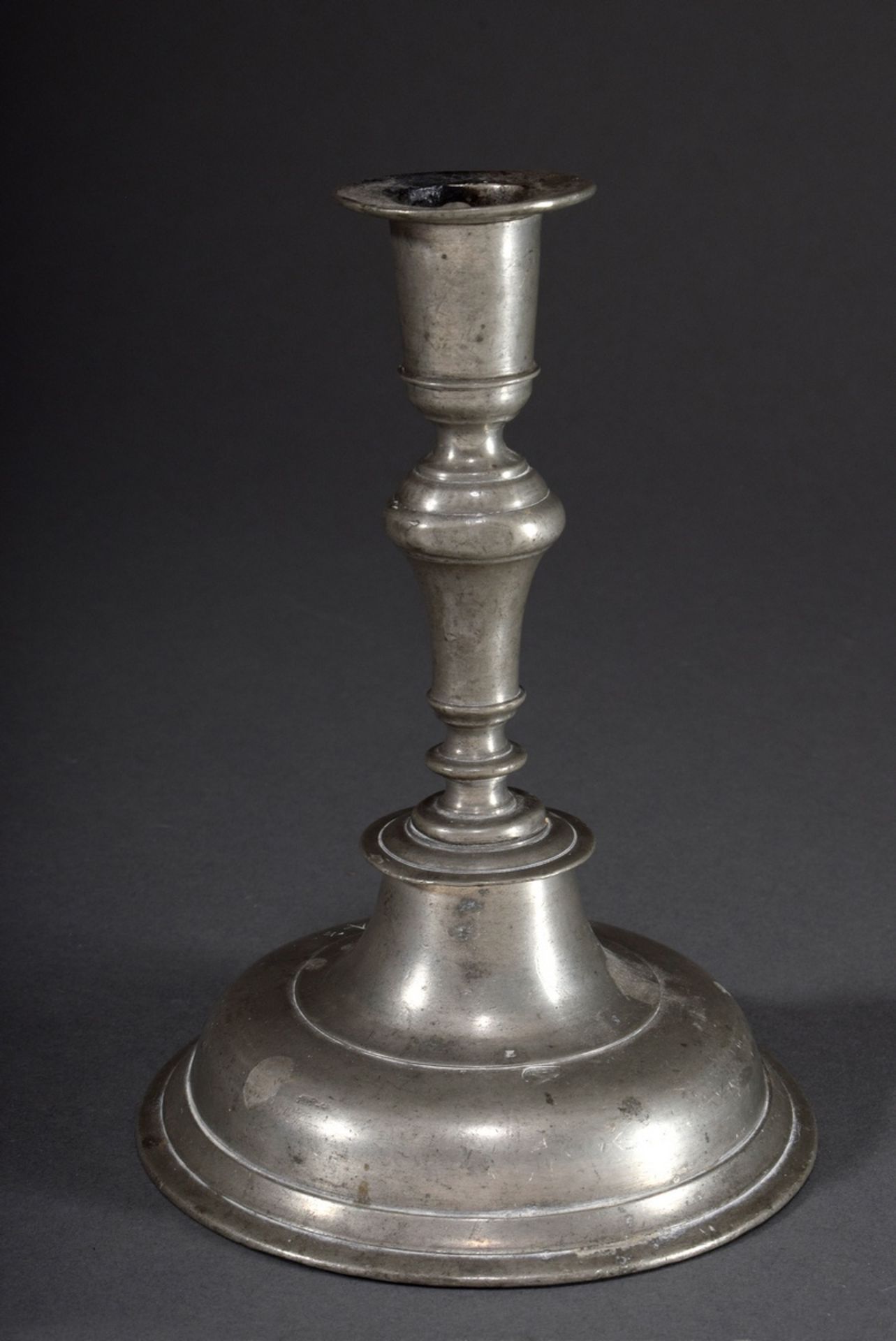 Zinn Leuchter mit Glockenfuß und Gravur "17 AD 4 | Pewter candlestick with bell base and engraving - Image 2 of 6