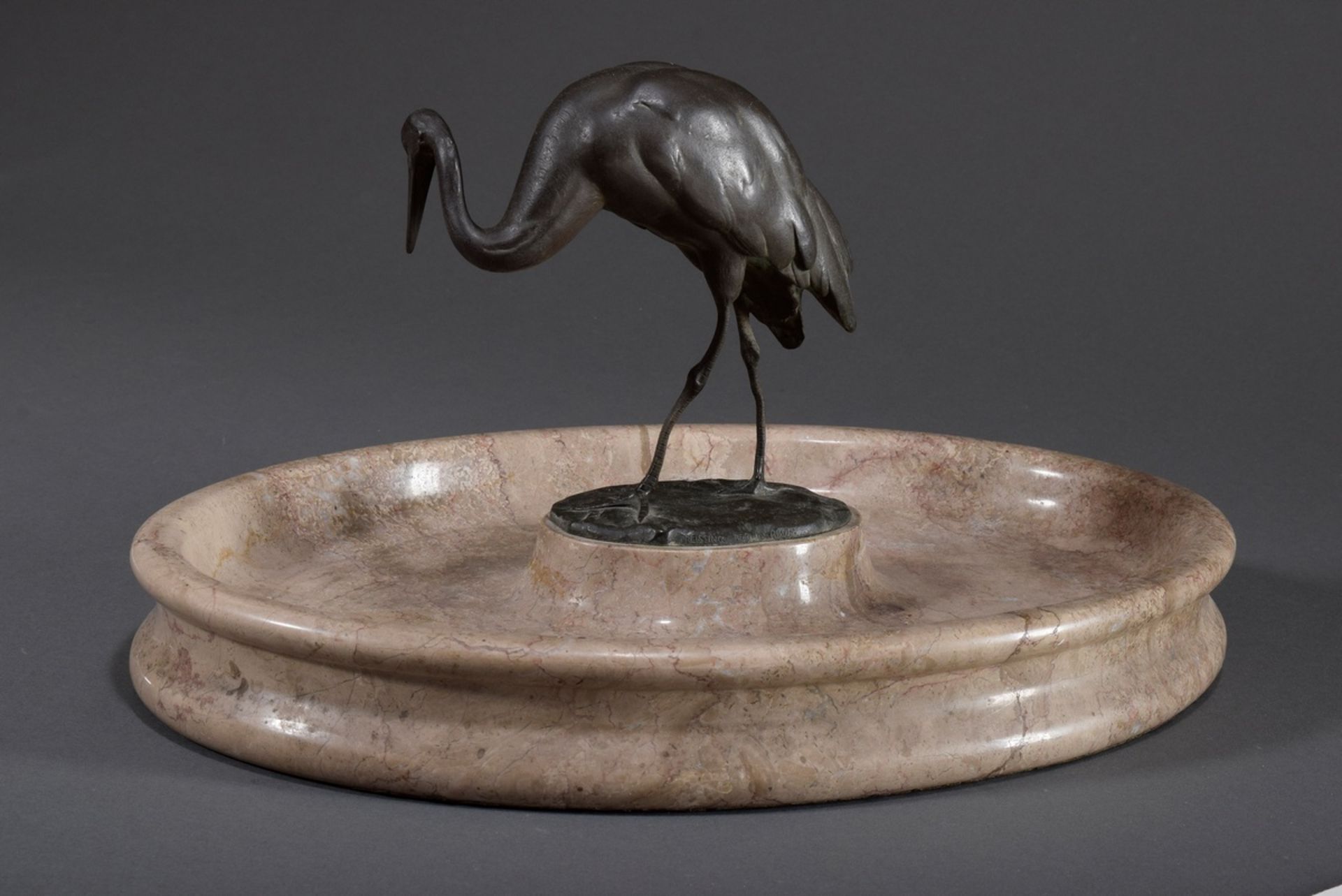 Ovale Marmorschale mit Bronze Figur "Kranich", s | Oval marble bowl with bronze figure "Crane", sig - Image 3 of 4