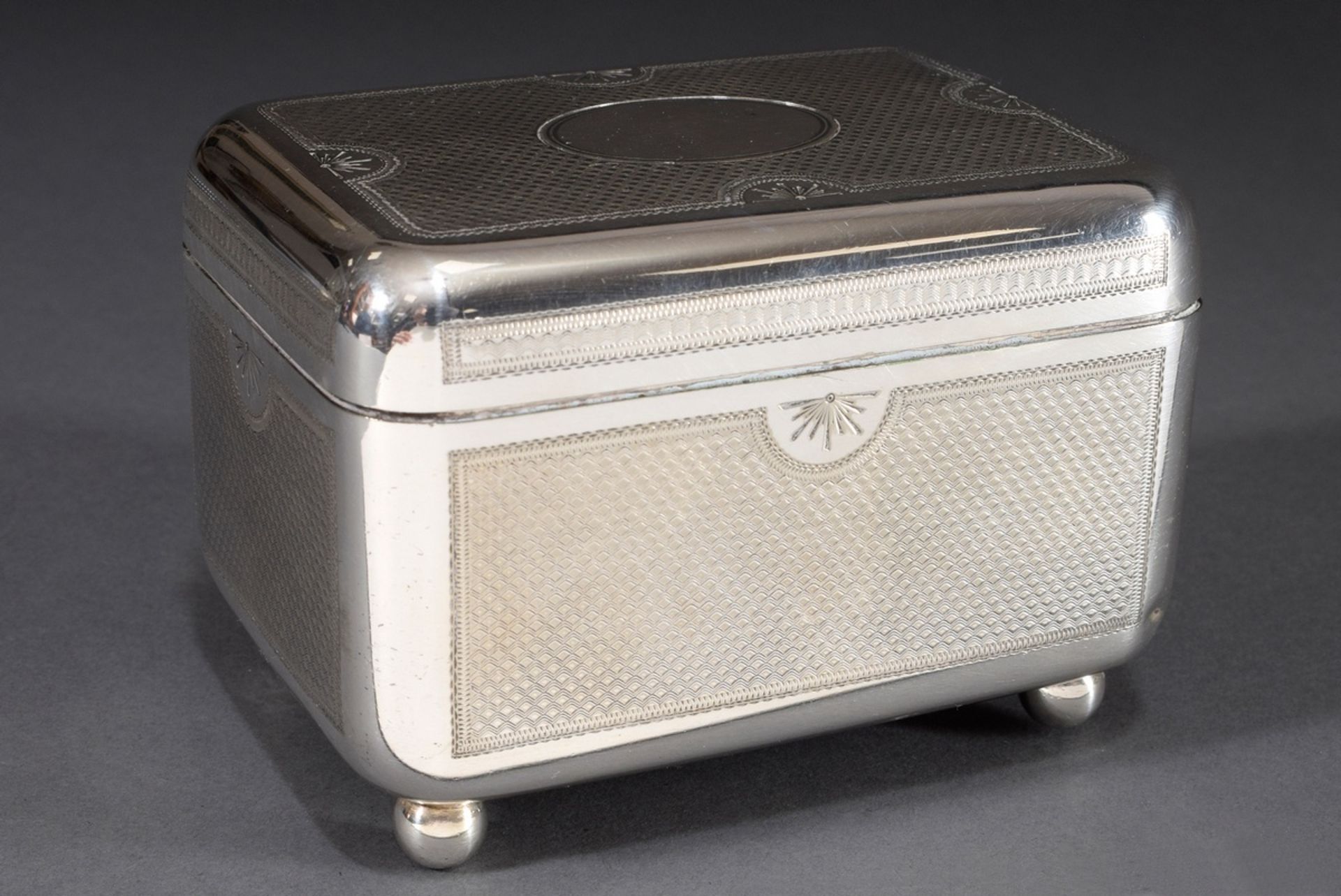 Versilberter Kasten mit Guilloché Dekor auf Kuge | Silver plated box with guilloché decoration on b