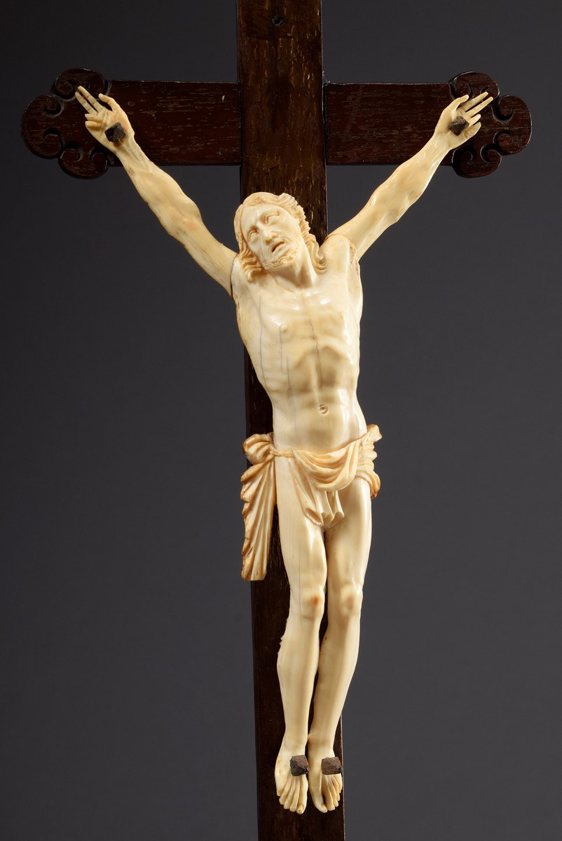 Standkruzifix mit geschnitztem Elfenbein "Corpus | Standing crucifix with carved ivory "Corpus Chri - Image 2 of 7