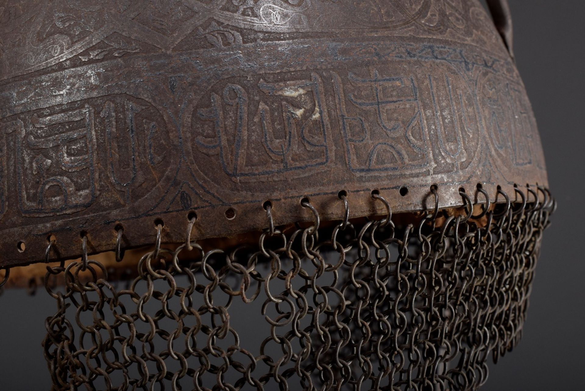 Kulah Khud Helm mit geätzter Dekoration und Kora | Kulah Khud helmet with etched decoration and Kor - Bild 7 aus 10