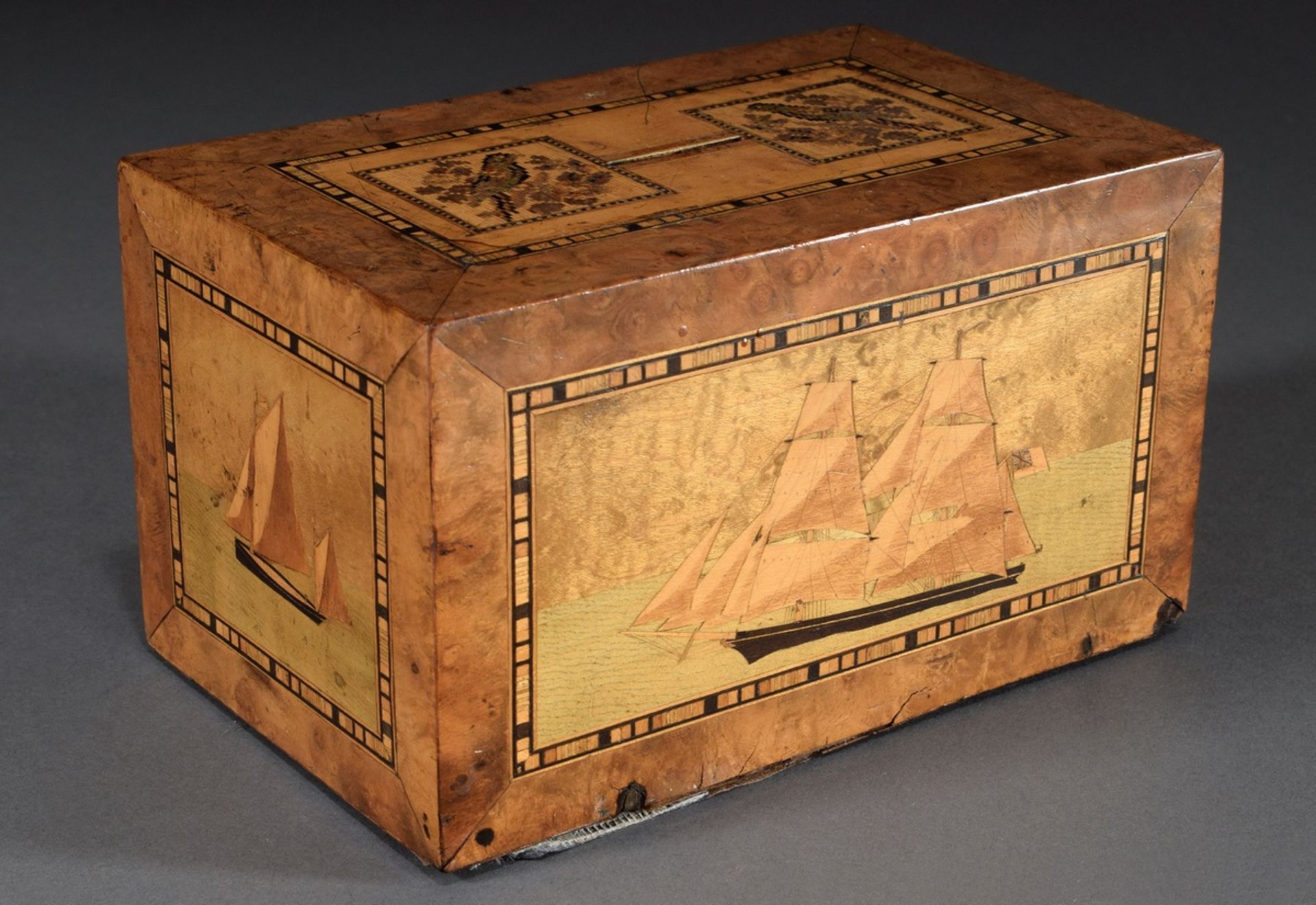 Rechteckige Holz Spardose mit Strohintarsien „Vö | Rectangular wooden money box with straw inlays "