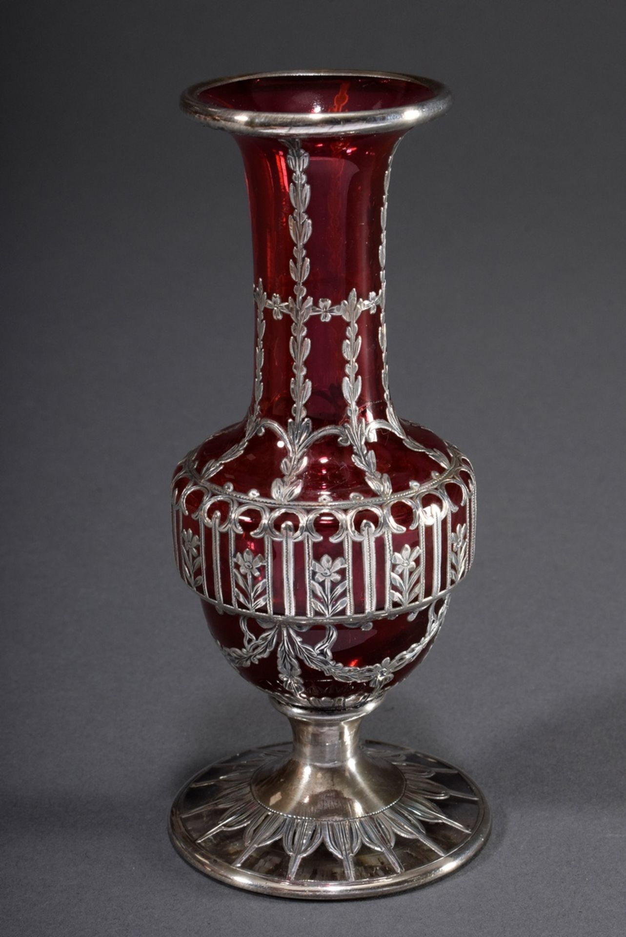 Rubinierte Glas Balustervase mit ornamentalem Si | Ruby glass baluster vase with ornamental silver - Image 2 of 5