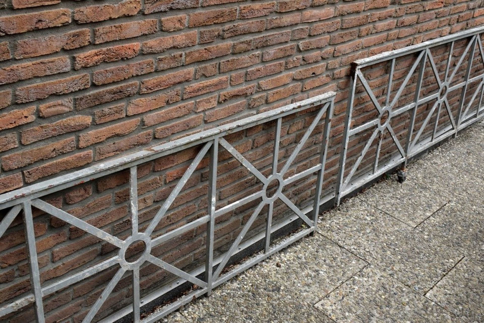 4 Eisen Gitter in klassisch-römischer Formensprach | 4 iron grids in classical-roman design, grey l - Bild 2 aus 3