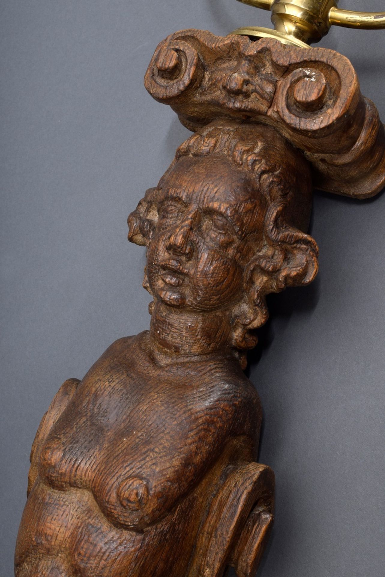 Geschnitzte Eichen Karyatide als Wandlampe montiert | Carved oak caryatid mounted as wall lamp, Nor - Bild 3 aus 4