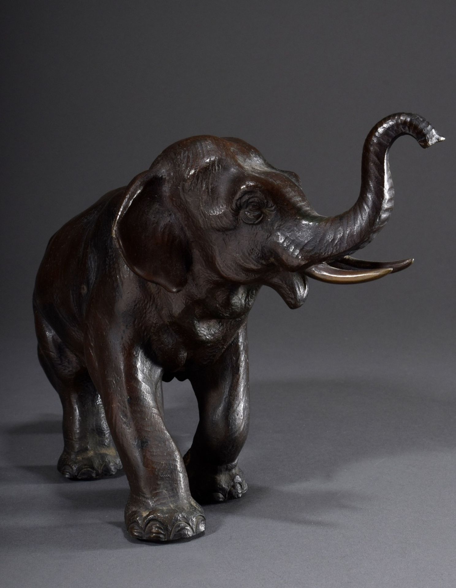 Bronze "Schreitender Elefant mit erhobenem Rüssel" | Bronze "Striding elephant with raised trunk", - Bild 4 aus 6