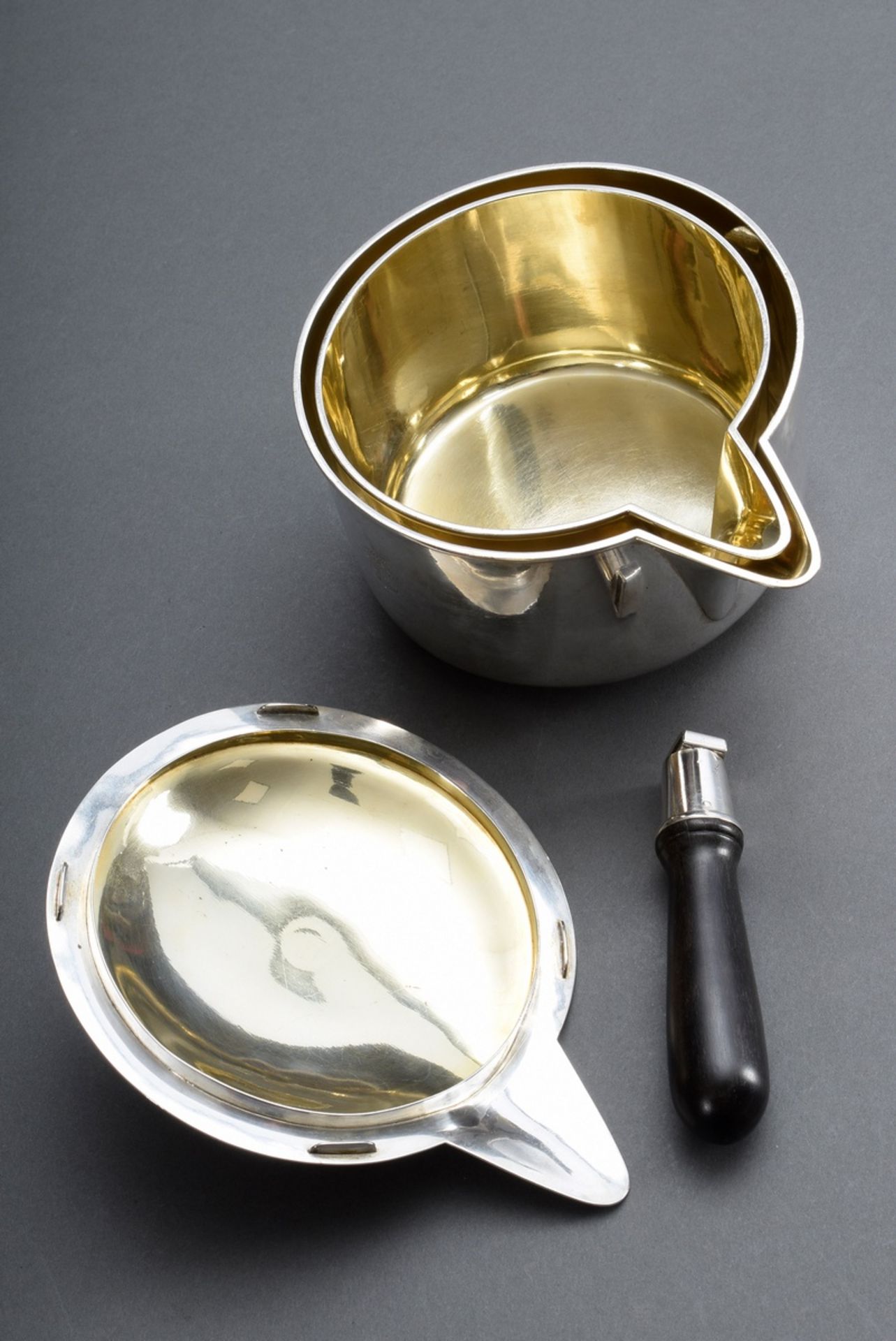 Paar schlichte Reise-Deckel-Kasserollen mit grav | Pair of simple travel-lidded casseroles with eng - Bild 6 aus 7