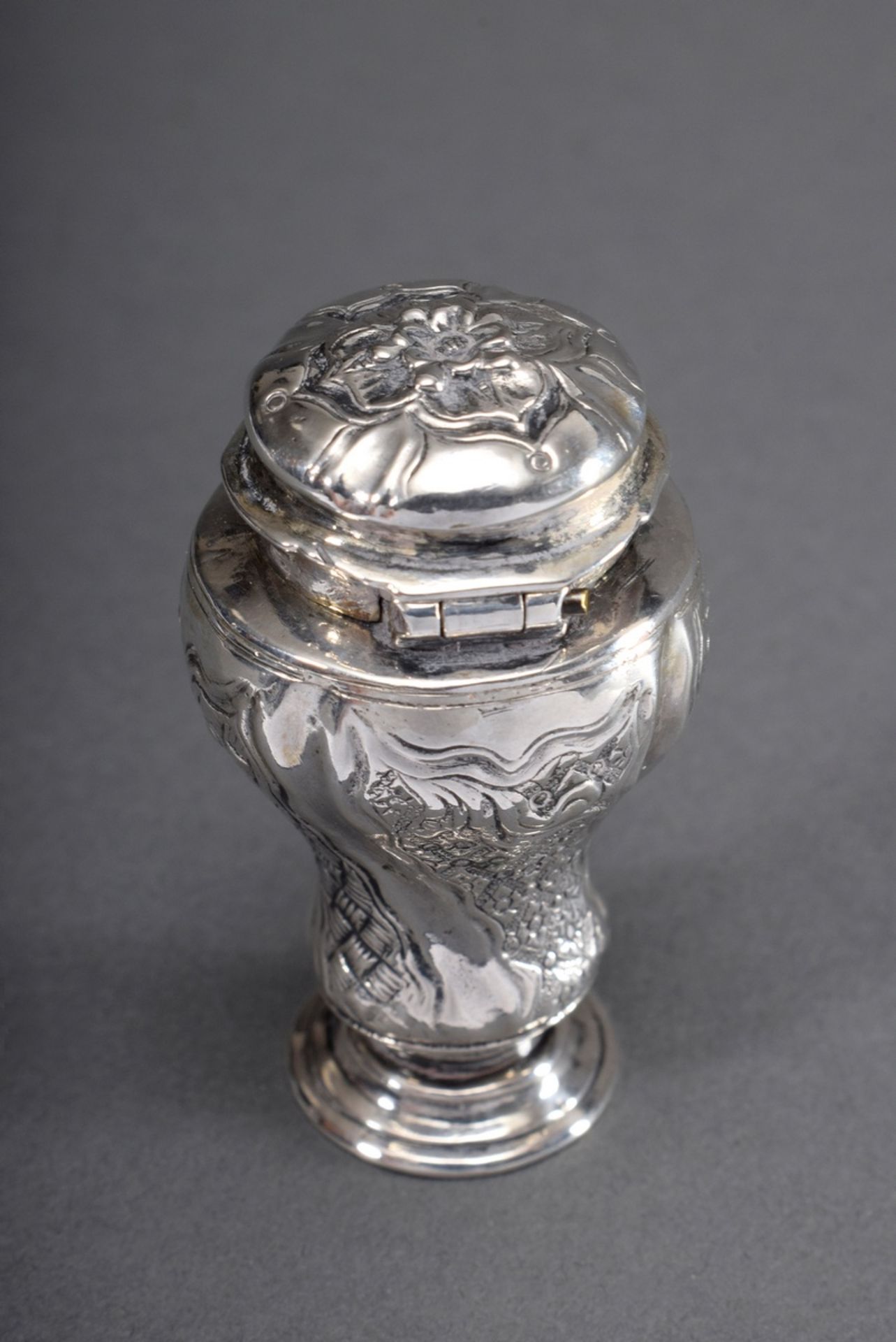 Vasenförmiges Silber Riechfläschchen mit getrieb | Vase-shaped silver smelling bottle with chased r - Bild 2 aus 5