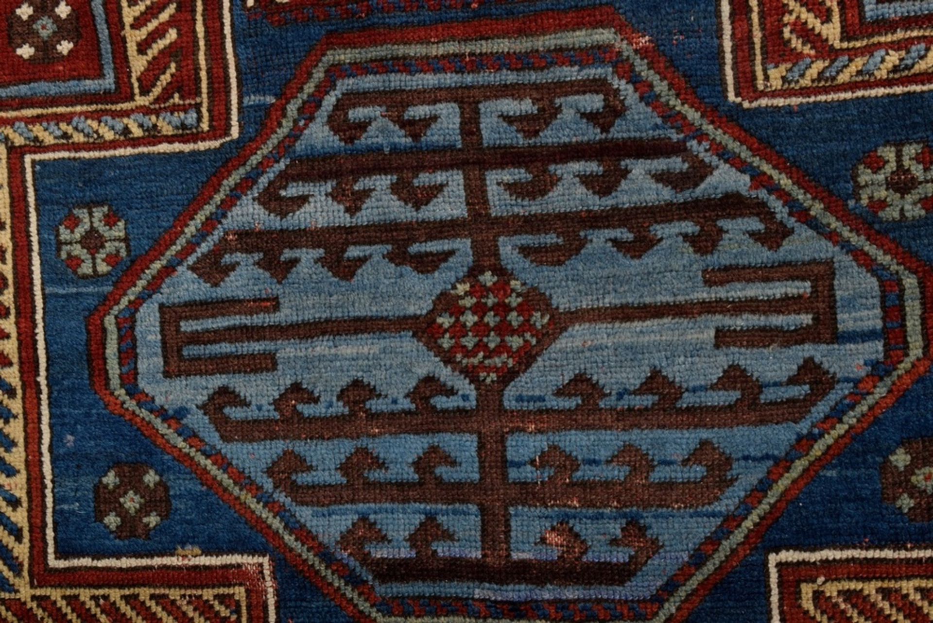 Ungewöhnlicher Kazak Teppich mit rotem Feld und | Unusual Kazak carpet with a red field and a form - Bild 6 aus 8