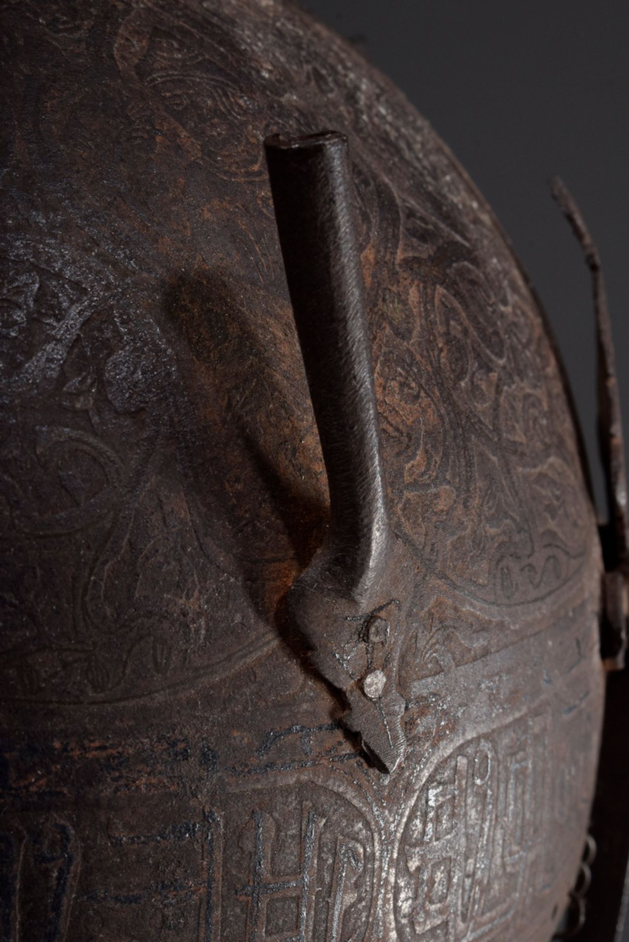 Kulah Khud Helm mit geätzter Dekoration und Kora | Kulah Khud helmet with etched decoration and Kor - Bild 3 aus 10