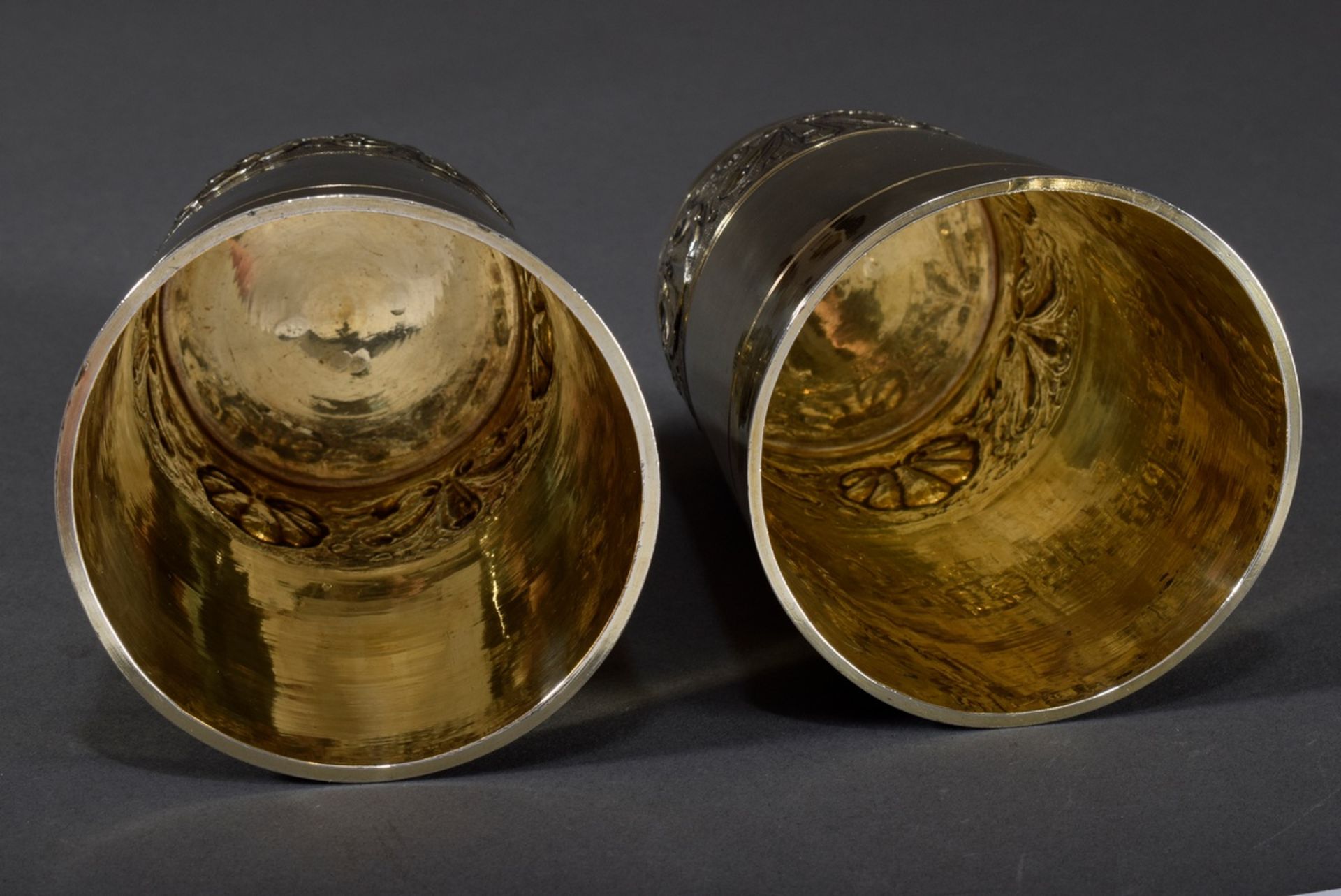 Paar Barock Becher mit getriebenen Reliefbändern | Pair of baroque goblets with chased relief bands - Bild 5 aus 6