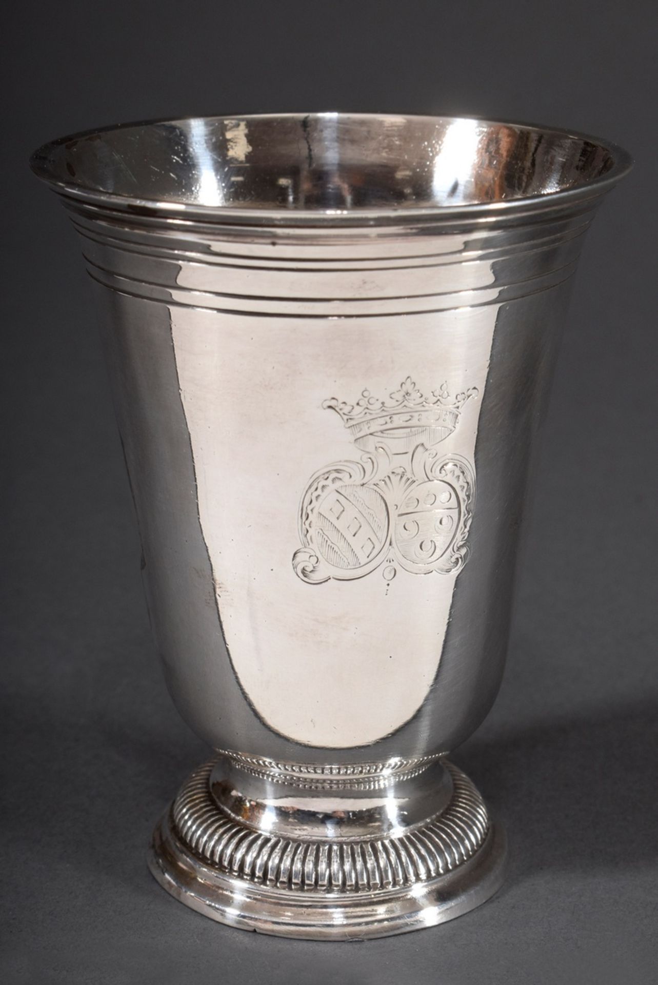 Französischer Becher mit graviertem Allianzwappe | French cup with engraved alliance coat of arms u